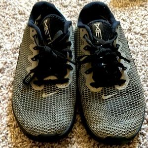 Nike black and grays metcon perfect for CrossFit or lifting. In a 6